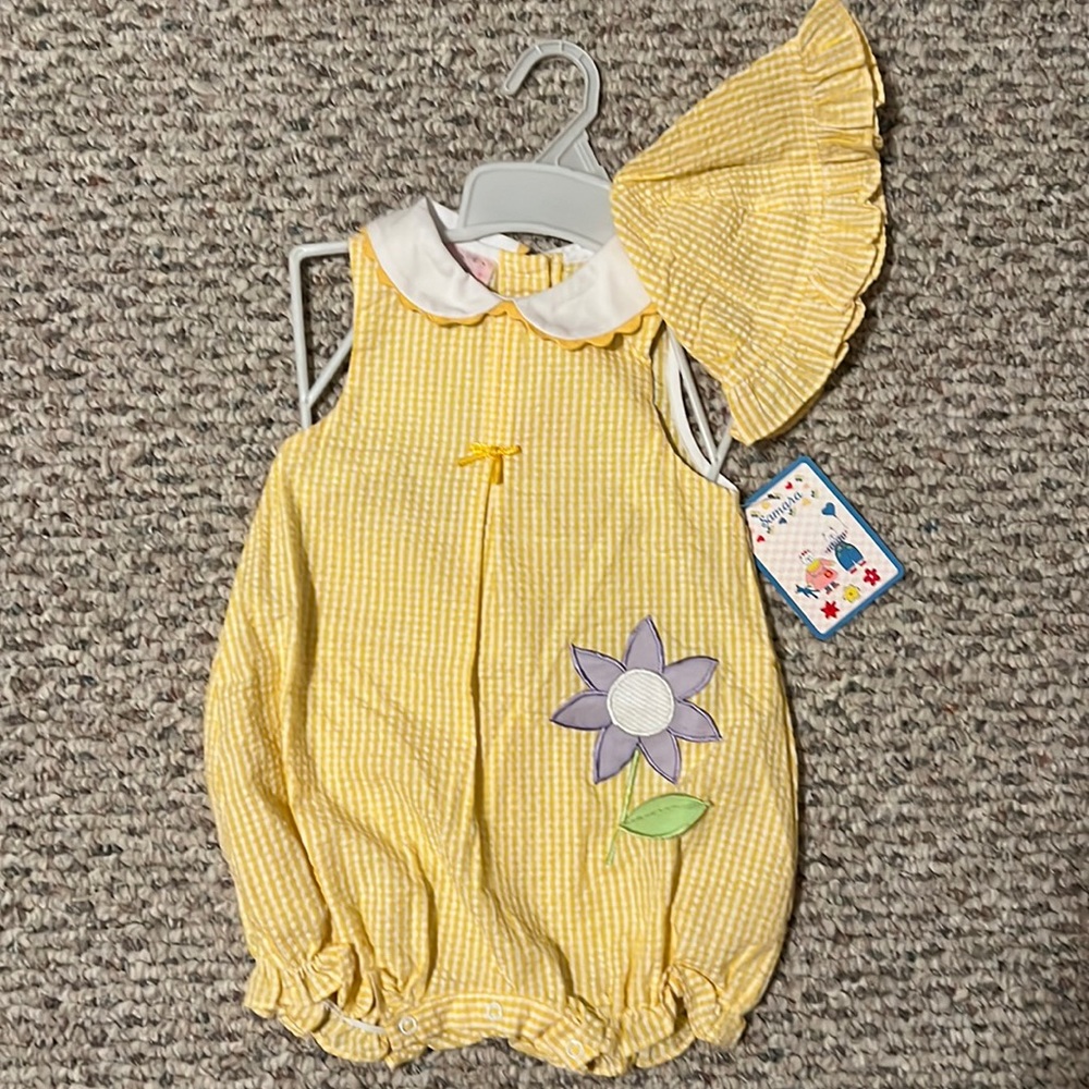 NWT seersucker outfit with sun hat for baby with appliqué flower